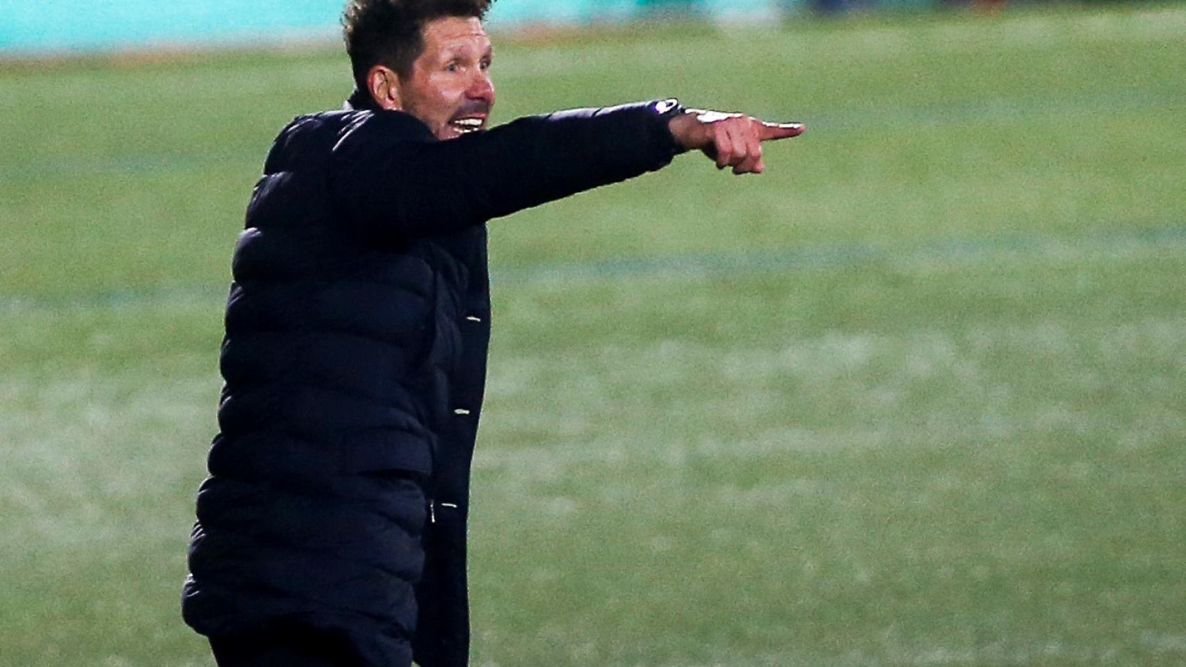 Simeone dando indicaciones