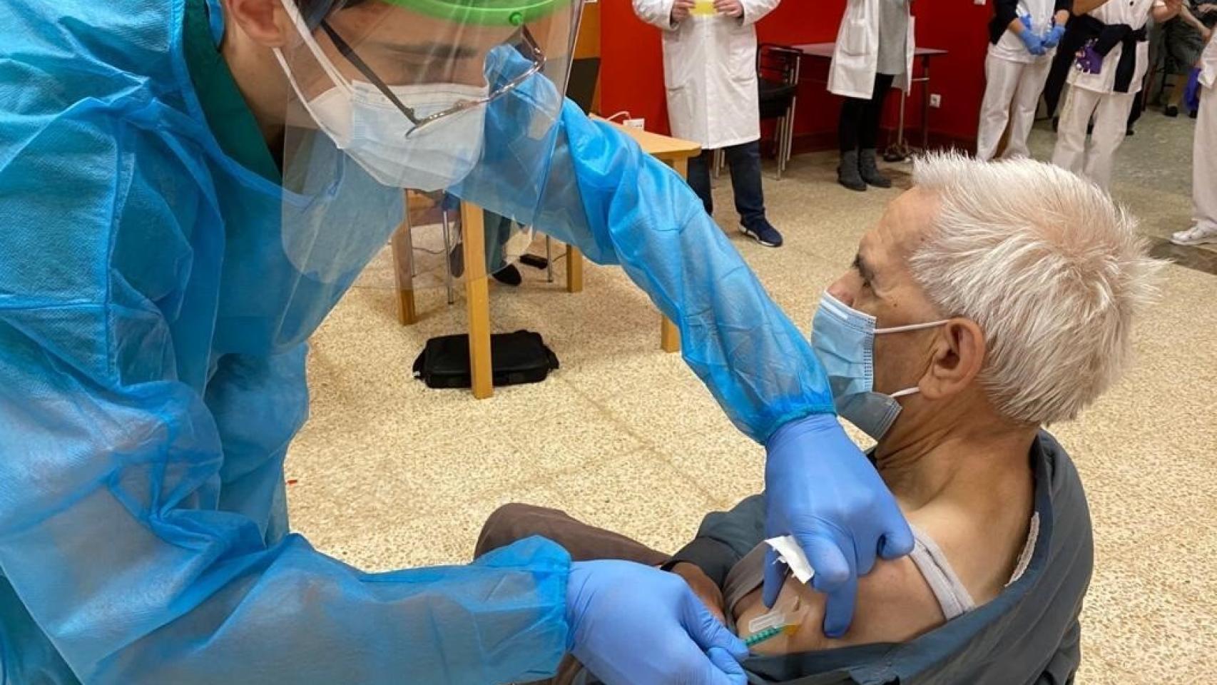 Un anciano recibe la vacuna contra la Covid-19, en Valladolid.
