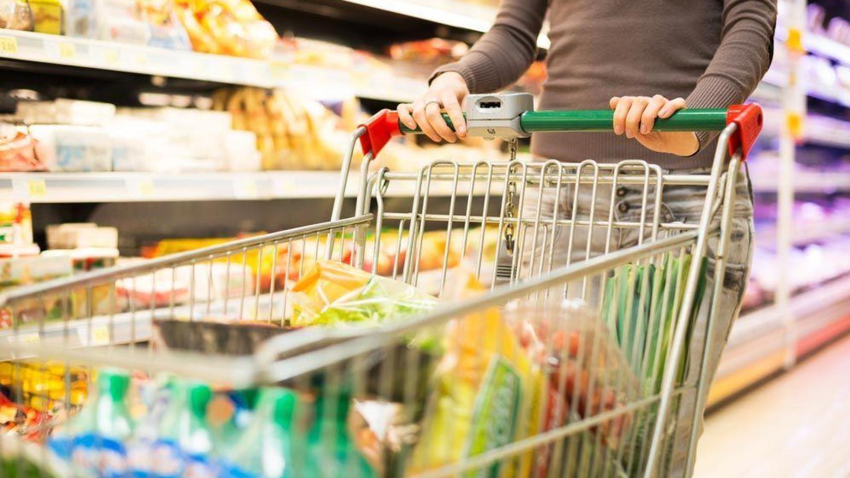 Un consumidor hace la compra.