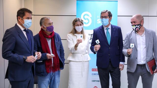 El presidente de Cepyme, Gerardo Cuerva; el líder de UGT, Pepe Álvarez; la ministra de Trabajo, Yolanda Díaz; el presidente de CEOE, Antonio Garamendi; y el líder de CCOO, Unai Sordo.