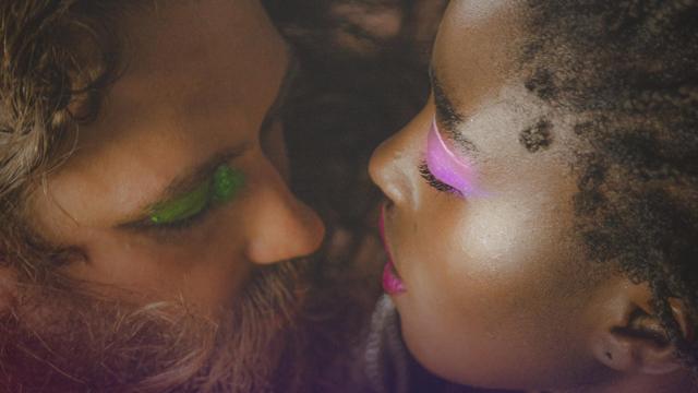 Fotograma del corto porno que da un giro al cuento clásico de la Bella Durmiente.