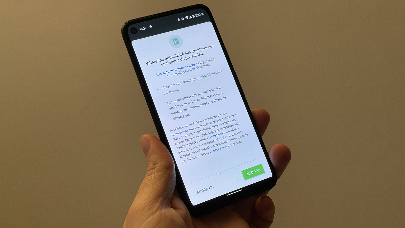 Móvil Android con el nuevo aviso de WhatsApp.