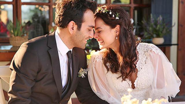 Özge Özpirinçci y Buğra Gülsoy, en una imagen de la película 'Te amaré toda la vida'.