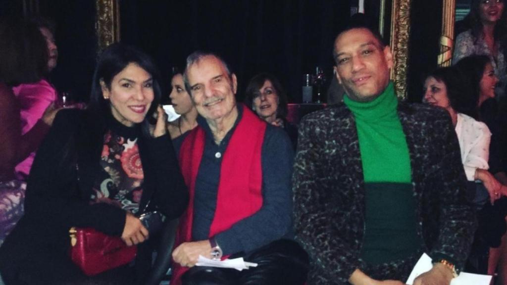 Jesús Mariñas y Elio Valderrama con una amiga en un desfile.