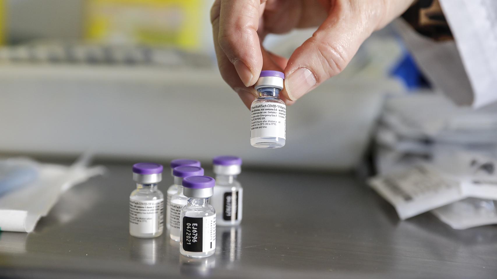 Varios viales de la vacuna contra la Covid-19 de Pfizer. EE