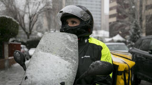 Deliveroo y Glovo suspenden su servicio en Madrid y otras zonas afectadas por el temporal