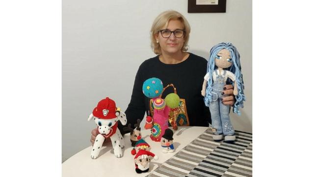 Ana María Vázquez Lago con varios de los amigurumis que hizo.