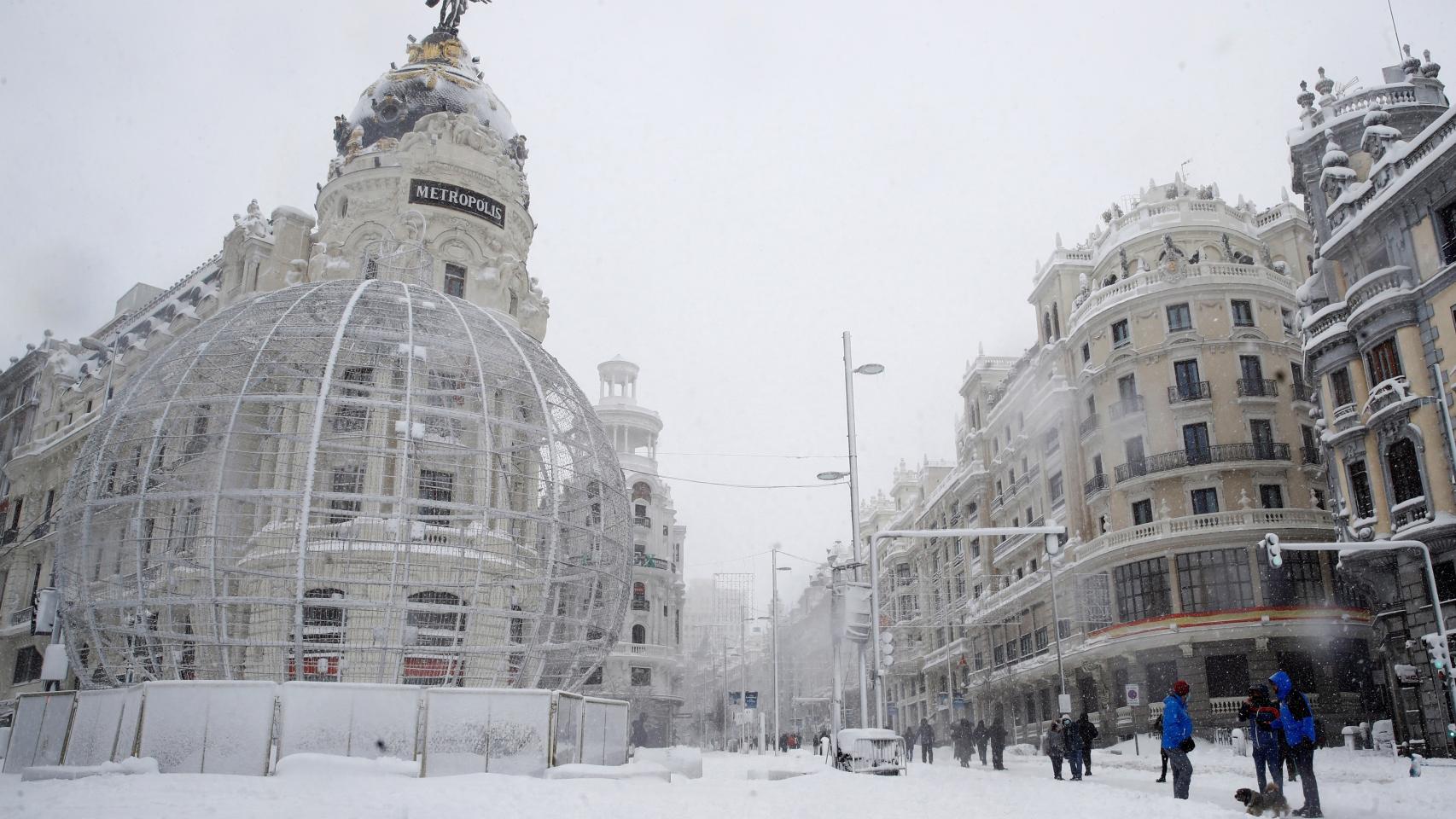 La Gran Vía de de Madrid, este sábado. Los vehículos no pueden circular por la intensa nevada.