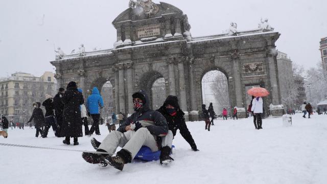 Temporal Filomena en la Puerta de Alcalá.