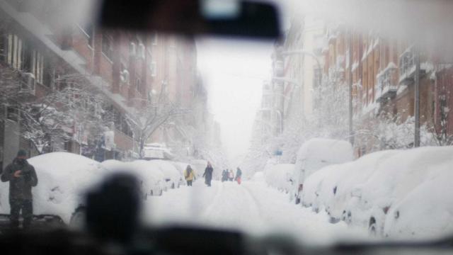 Madrid, desde el interior de un todoterreno que acude a ayudar, por la nevada, a una persona.