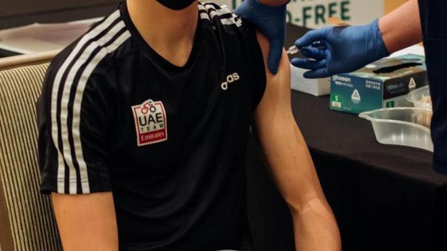 Tadej Pogacar siendo vacunado