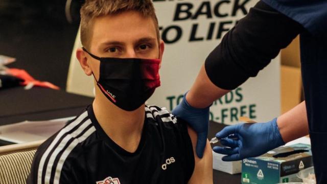 Tadej Pogacar siendo vacunado