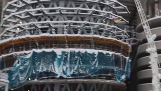 La nevada de Filomena llega a las obras del Santiago Bernabéu: gente esquiando y grúas cubiertas