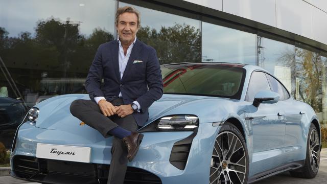 Tomás Villén (CEO de Porsche Ibérica) sentado sobre el Taycan, el primer eléctrico de la marca.