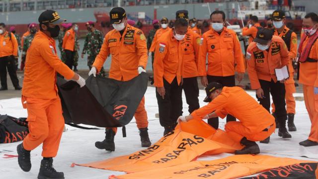 Encuentran restos humanos del accidente de aviación en Indonesia