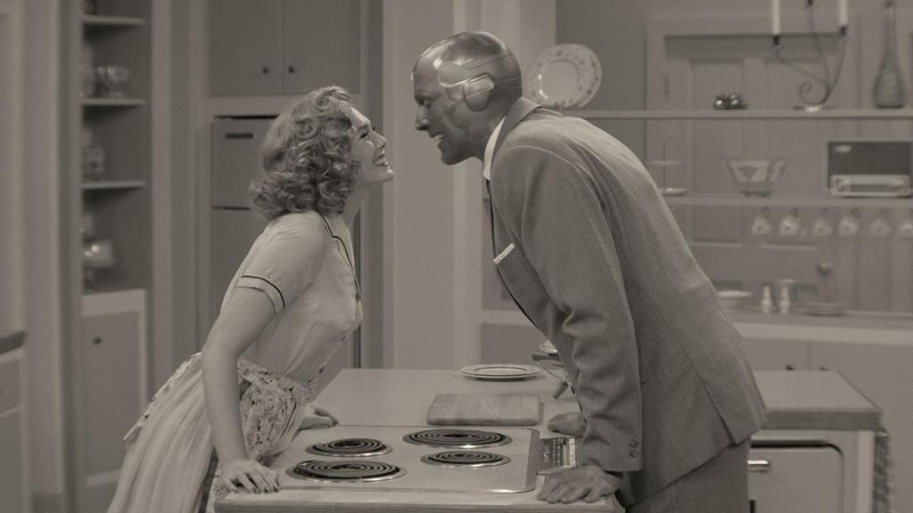 Elizabeth Olsen y Paul Bethany vuelven como Wanda y Visión.