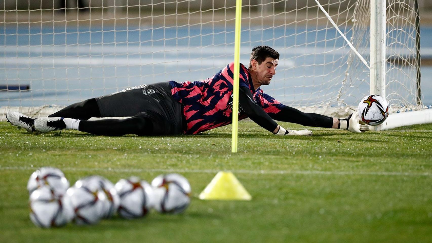 Thibaut Courtois haciendo trabajo específico para los porteros
