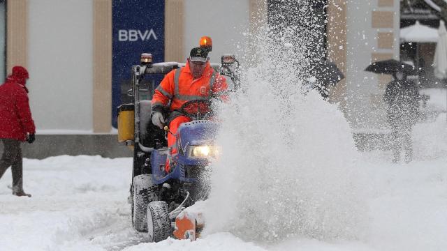 Un trabajador durante la borrasca Filomena en Castilla y León