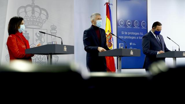 Margarita Robles, Fernando Grande-Marlaska y José Luis Ábalos, en rueda de prensa en Moncloa.