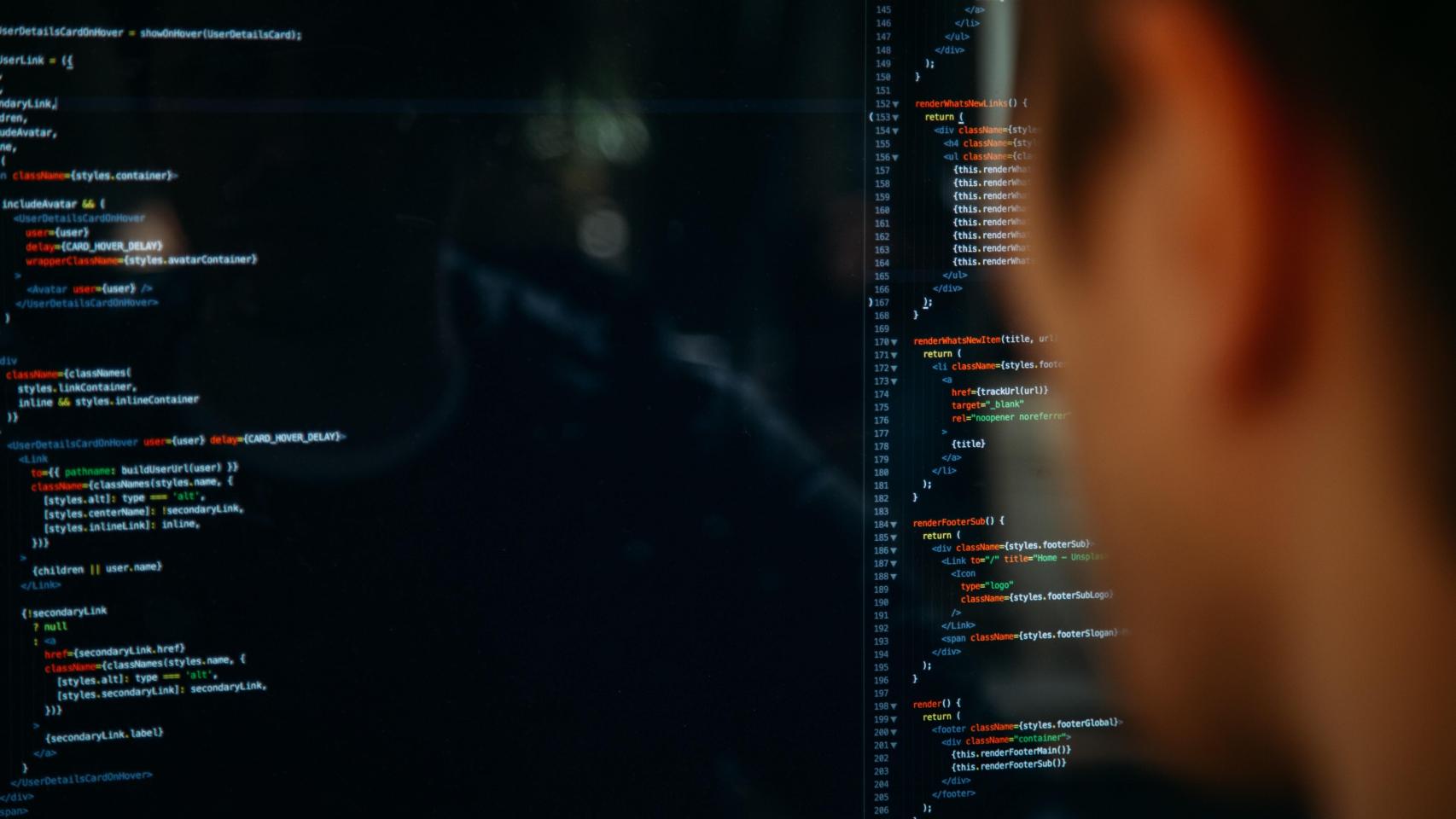 Un científico de datos analizando información.