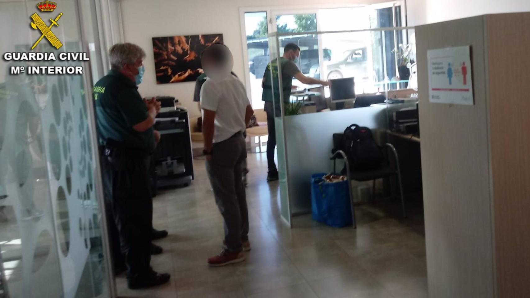 La Guardia Civil investiga al dueño y varios trabajadores de una pirotecnia de Barcelona.