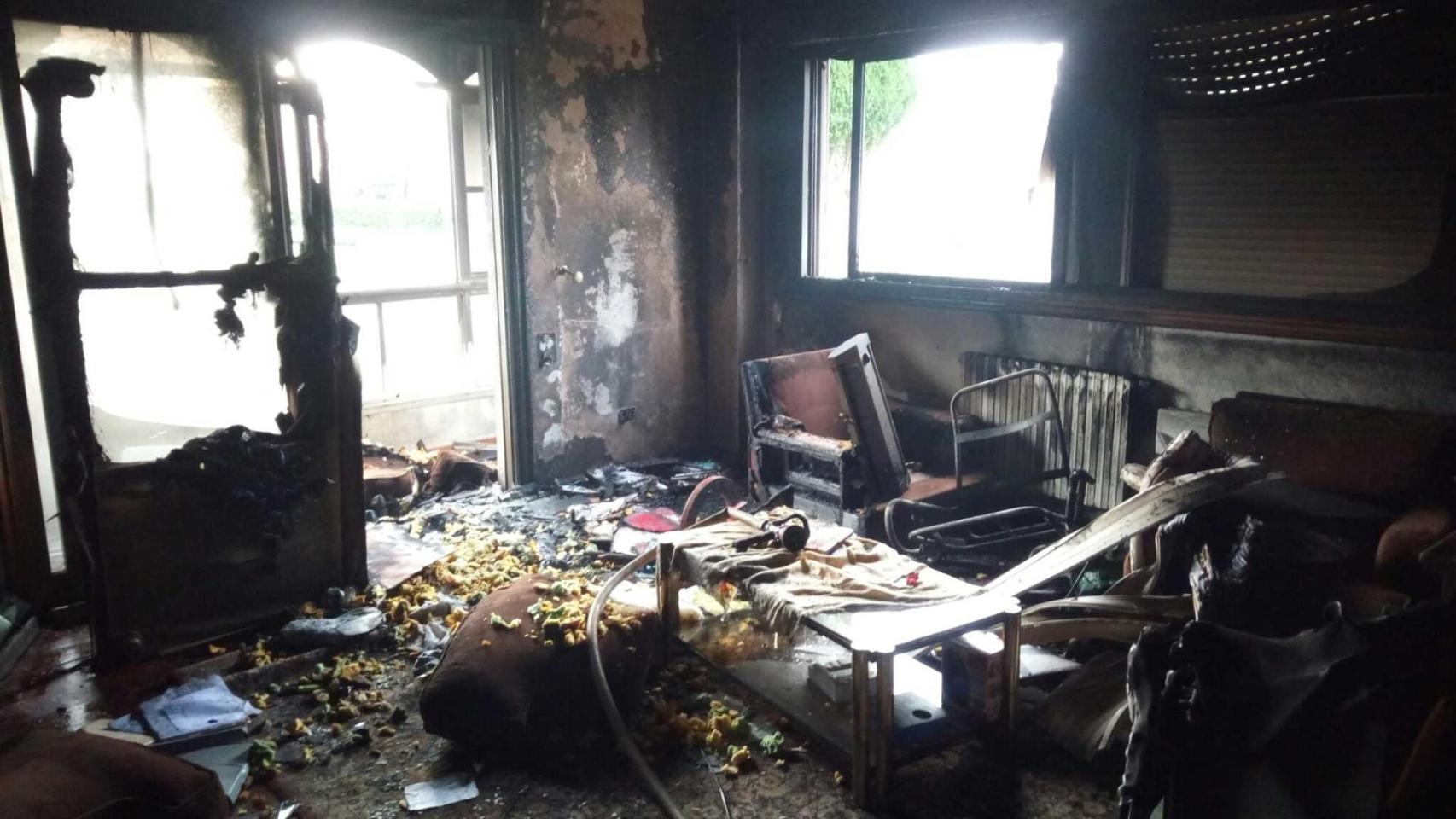 El incendió calcinó el salón de la vivienda.