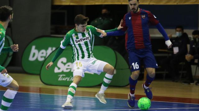 Álvaro Díez durante el Betis - Levante