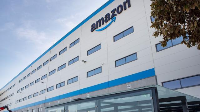 Imagen de archivo de una fachada de un centro logístico de Amazon.