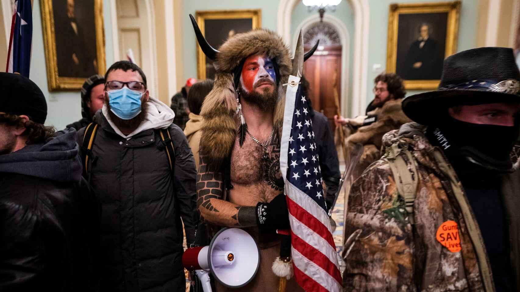 Los seguidores de Donald Trump asaltando el Capitolio, con Jake Angeli en el centro.