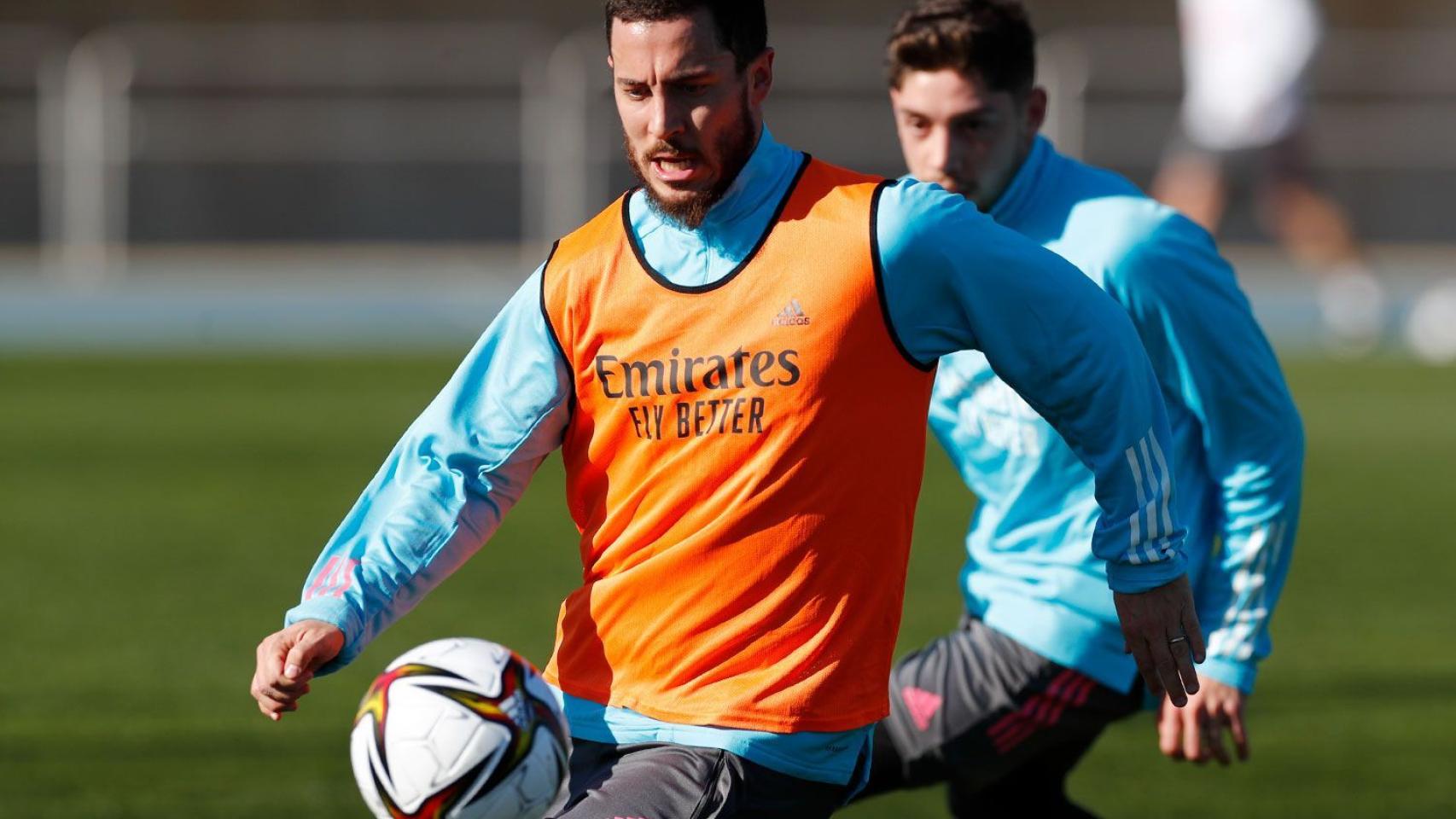 Hazard controlando un balón