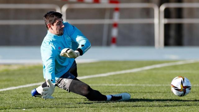 Courtois realizando una parada