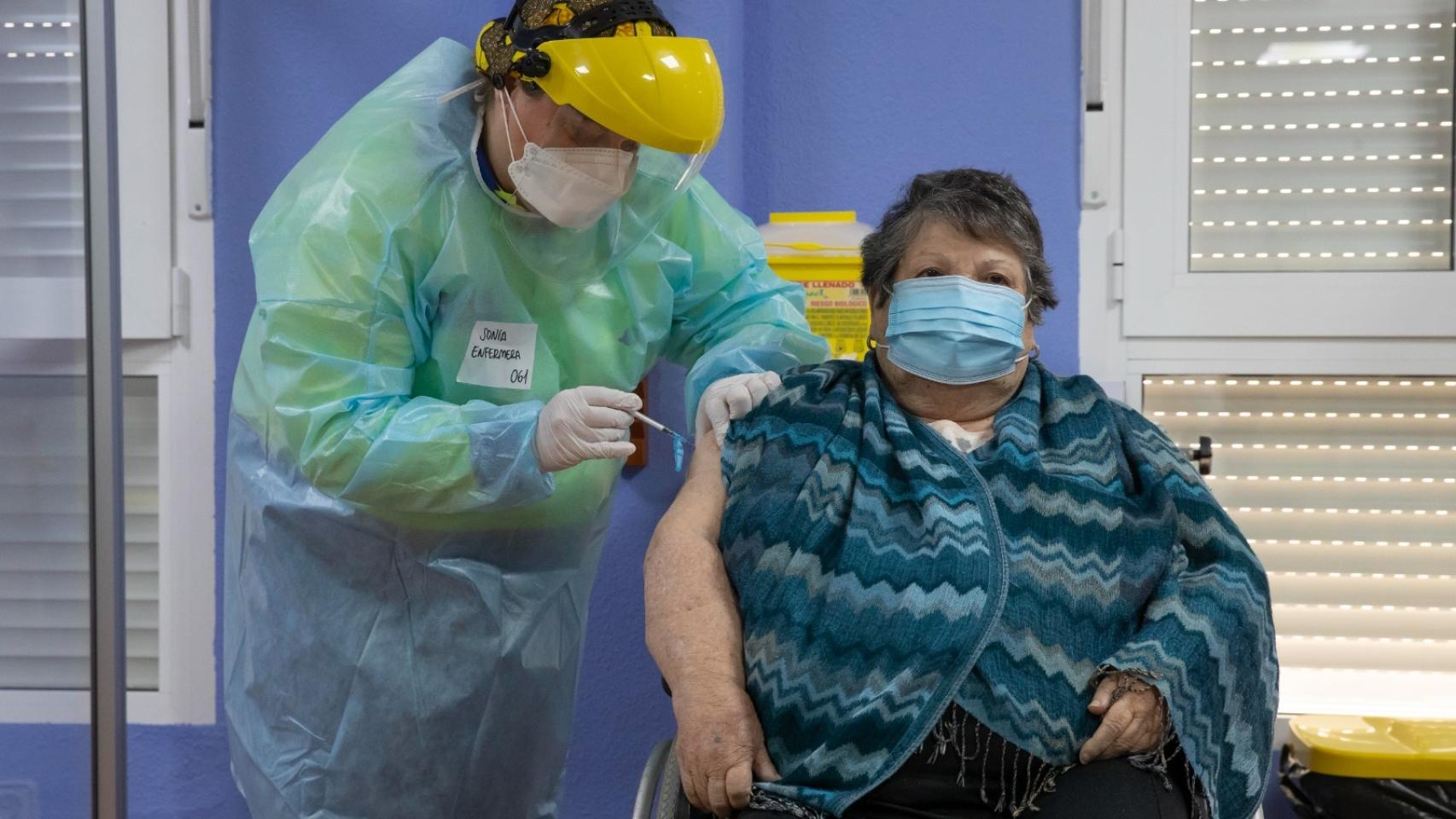 Josefa, una usuaria de una residencia de mayores, fue la primera mujer vacunada en la región.