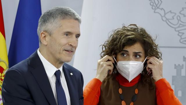 Fernando Grande-Marlaska, ministro del Interior, junto a la portavoz, María Jesús Montero, en Moncloa.