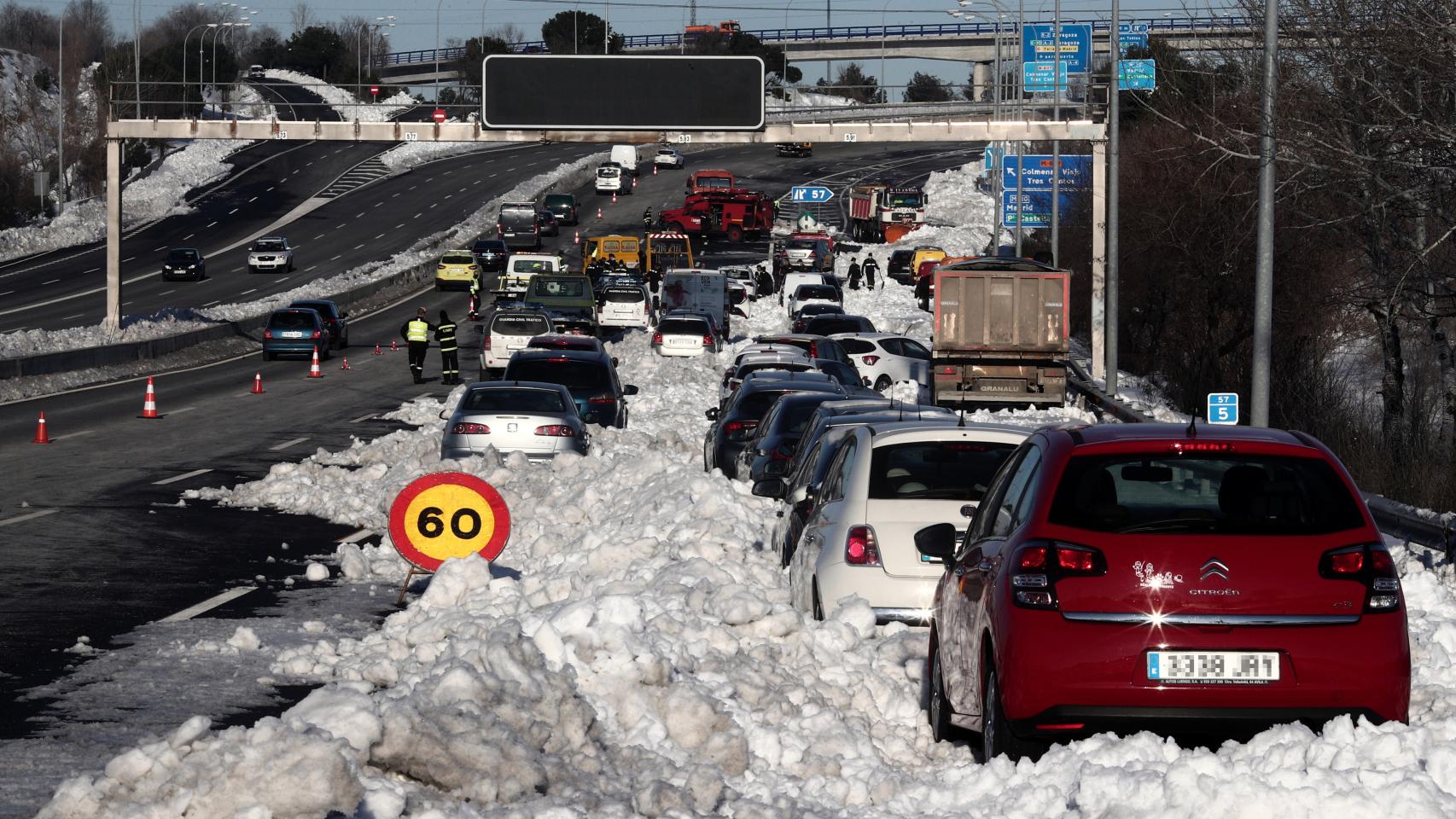 Numeros vehículos atrapados por la nieve en el km 58 de la M-40 en las inmediaciones del acceso M607.