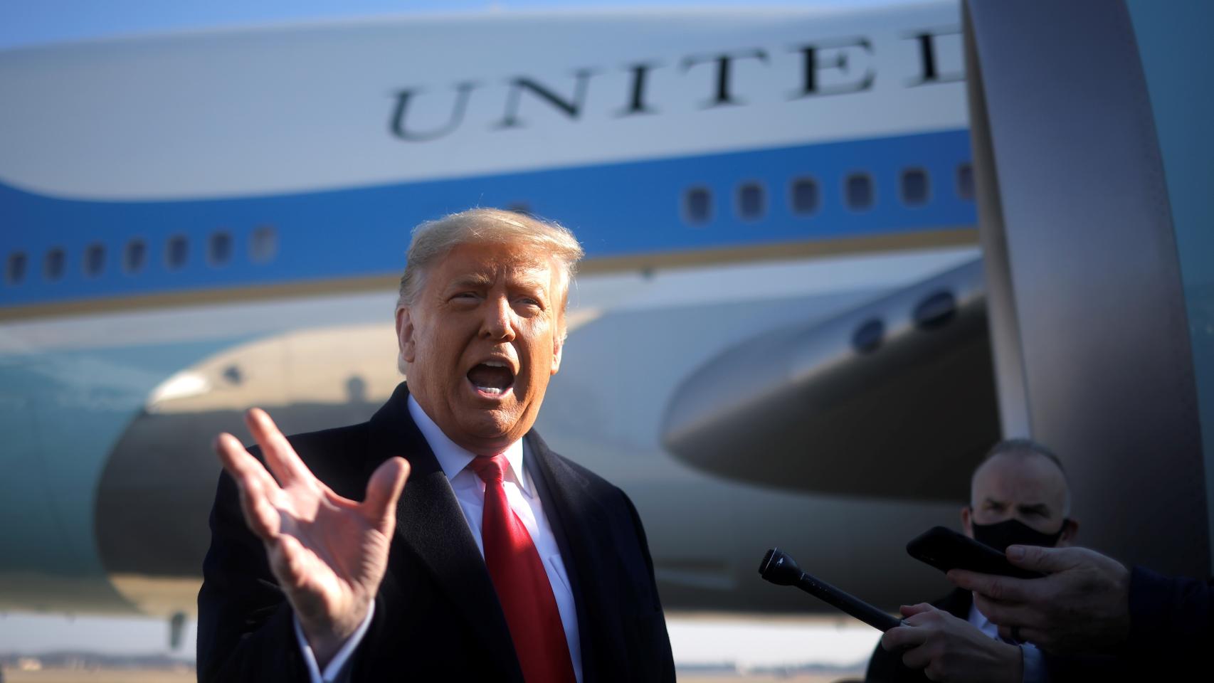 Donald Trump se dirige a los medios antes de viajar a la frontera con México.