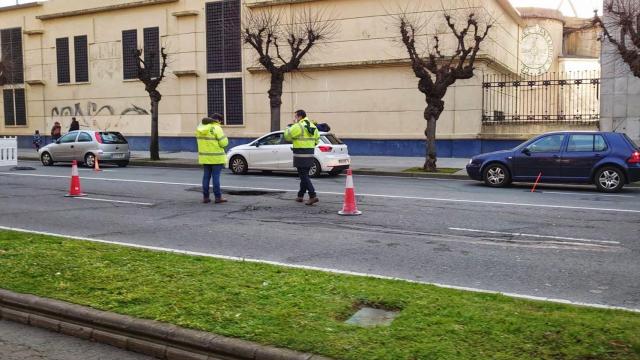 La rotura de una tubería genera un socavón en la avenida do Porto de A Coruña