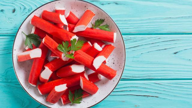 Un plato a rebosar de trozos de surimi.
