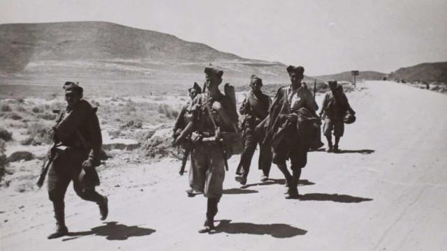 Tropas franquistas dirigiéndose en julio de 1938 hacia Villanueva de la Serna para capturarla.