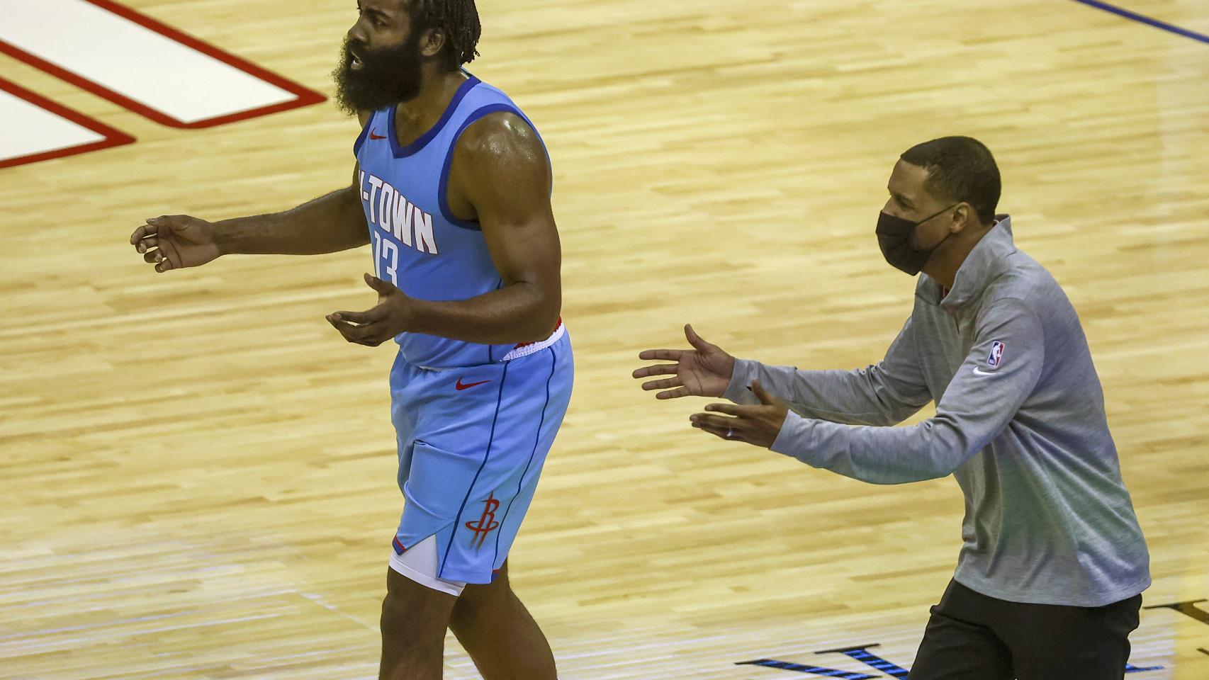 James Harden en un partido con los Rockets