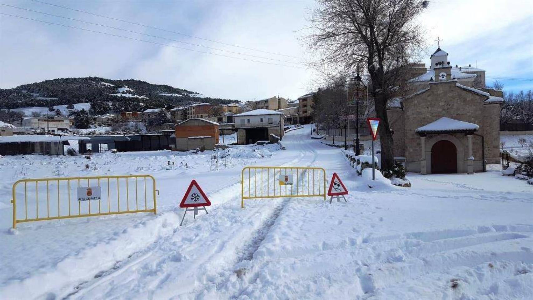 Pareja (Gaudalajara) sepultado por la nieve
