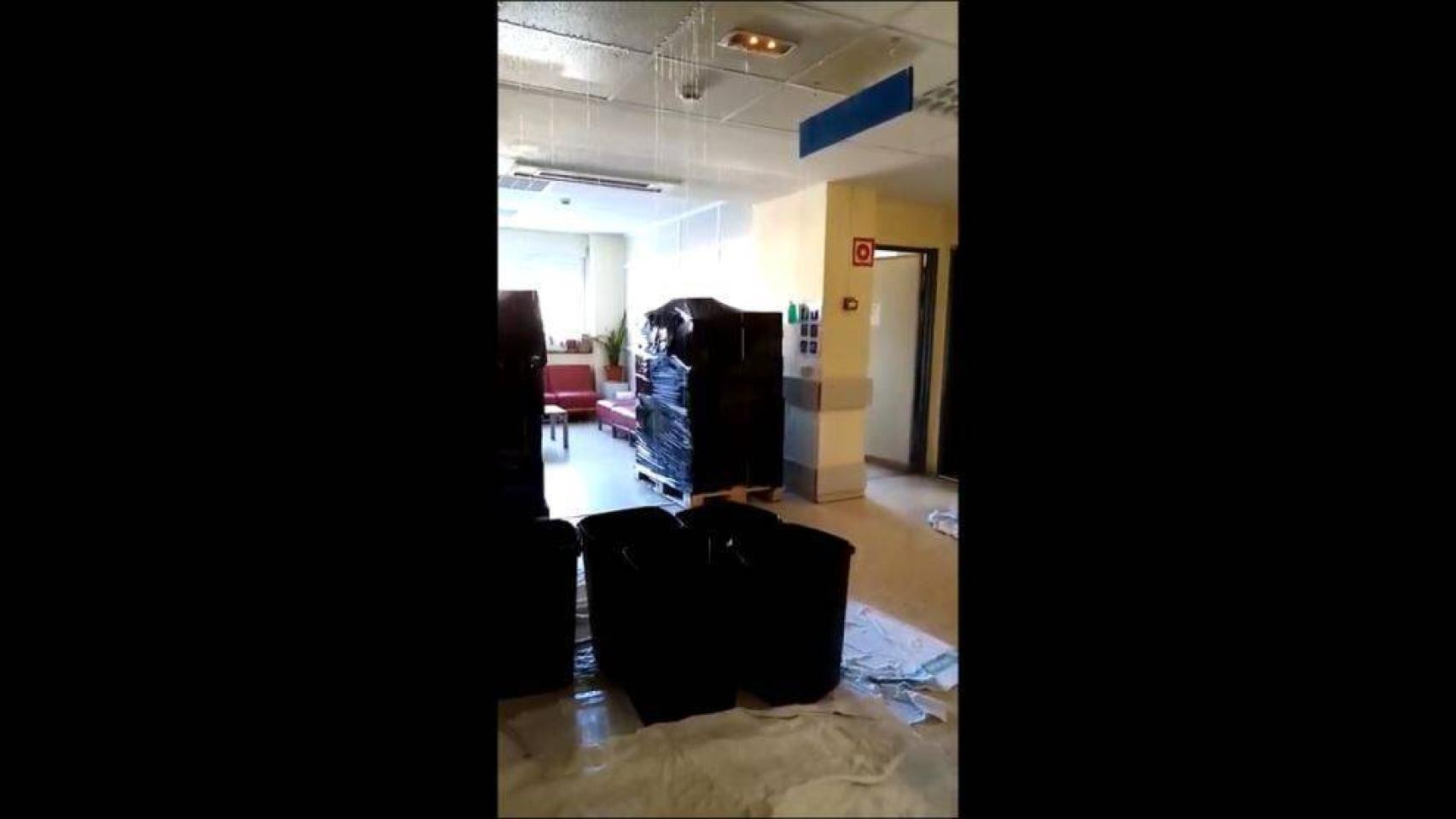 La rotura de tuberías ha obligado a poner cubos de basura para evitar la inundación de las salas del hospital