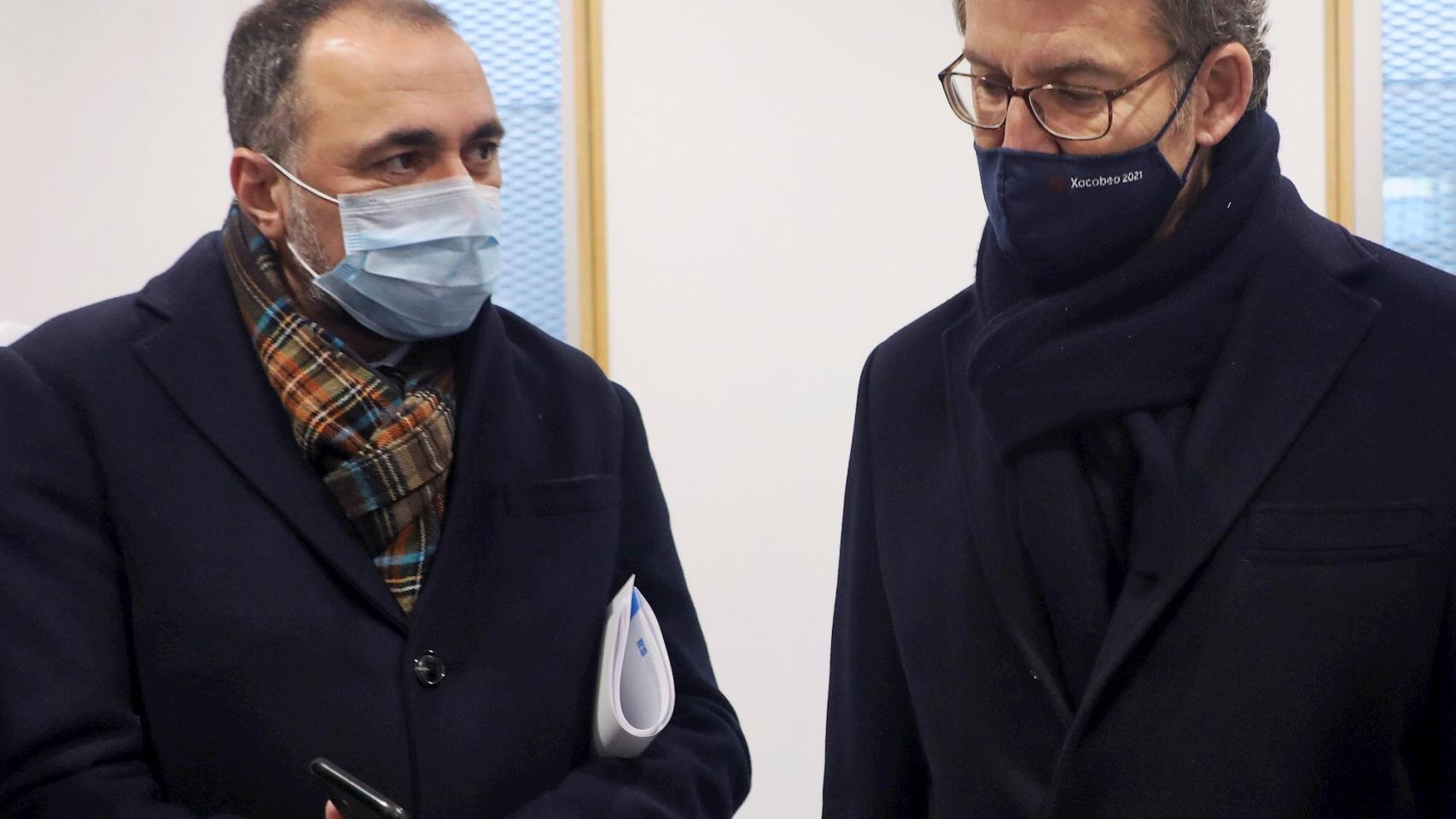 El consejero de Sanidad de la Xunta de Galicia, Julio García Comesaña, junto al presidente, Alberto Núñez Feijóo.