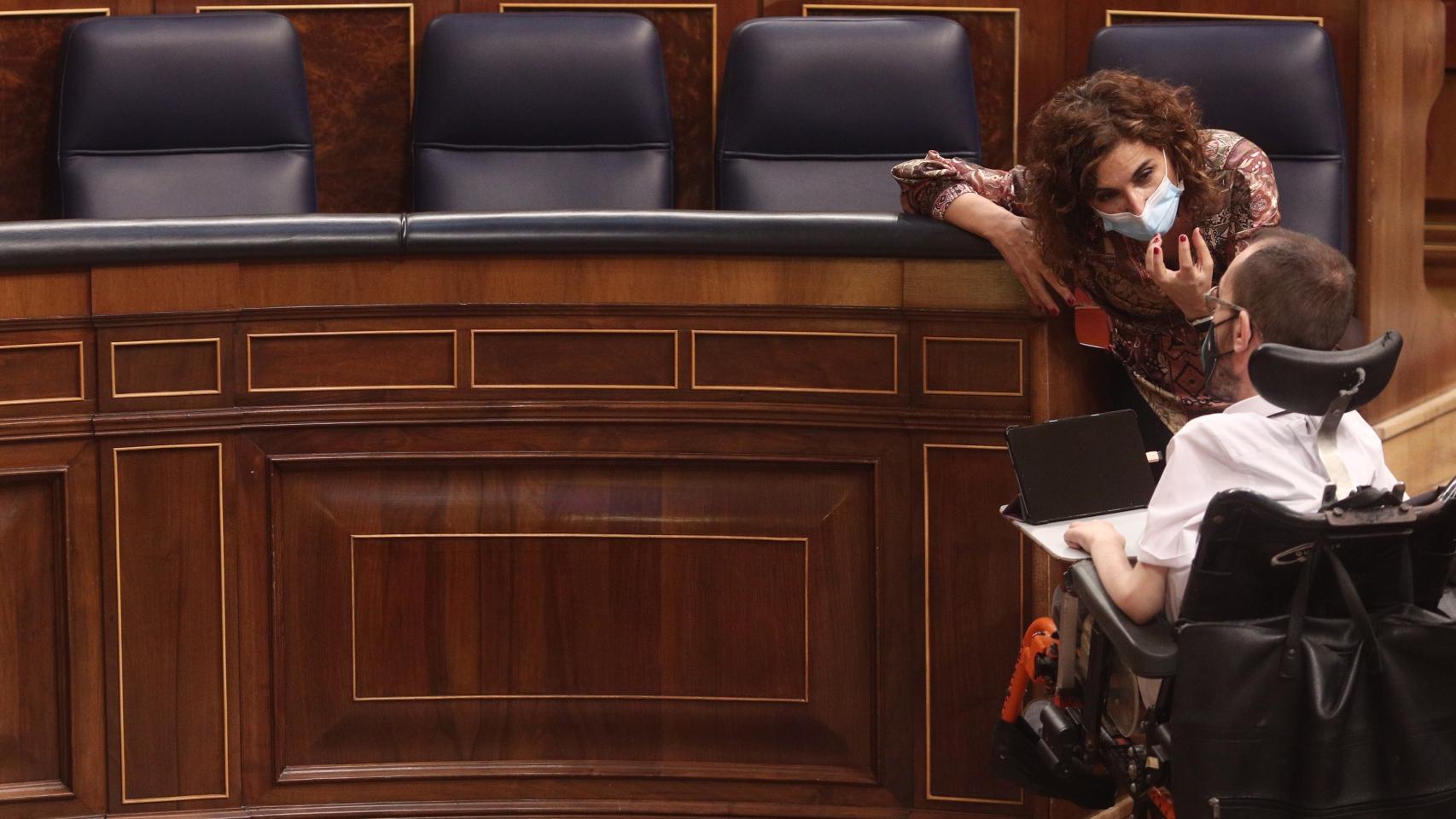 Maria Jesús Montero, ministra de Hacienda, charla con Pablo Echenique, portavoz parlamentario de Unidas Podemos.