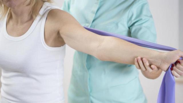 Una mujer hace ejercicios para la tendinitis.