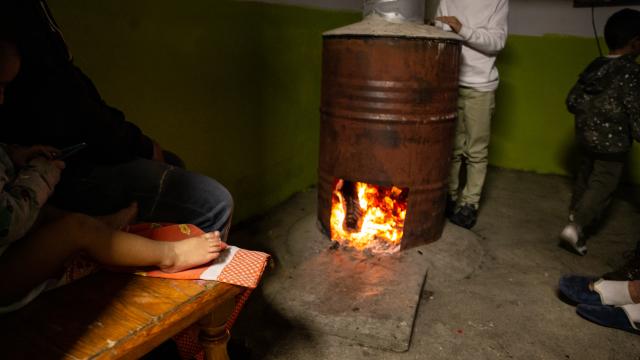 El interior de una vivienda en la Cañada Real de Madrid.