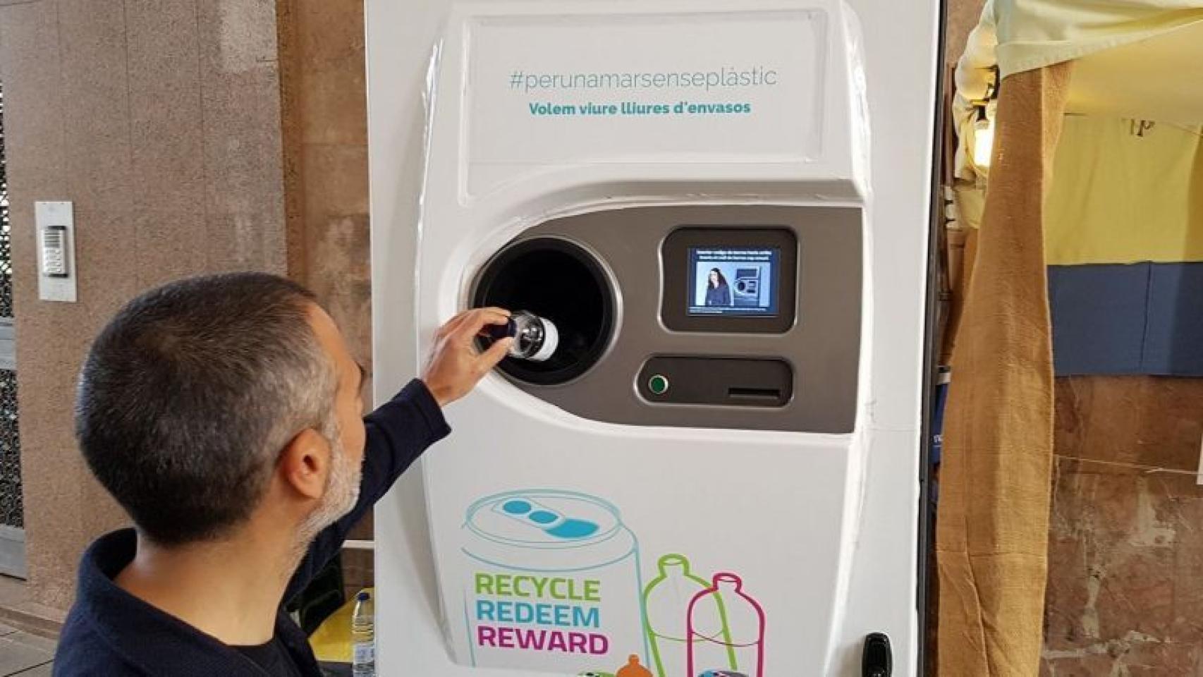 Una máquina de reciclaje SDDR, que da dinero por envase introducido.