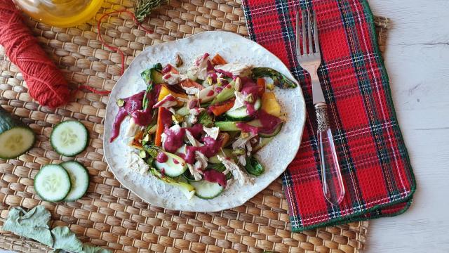 Ensalada de pollo y manzana caramelizada