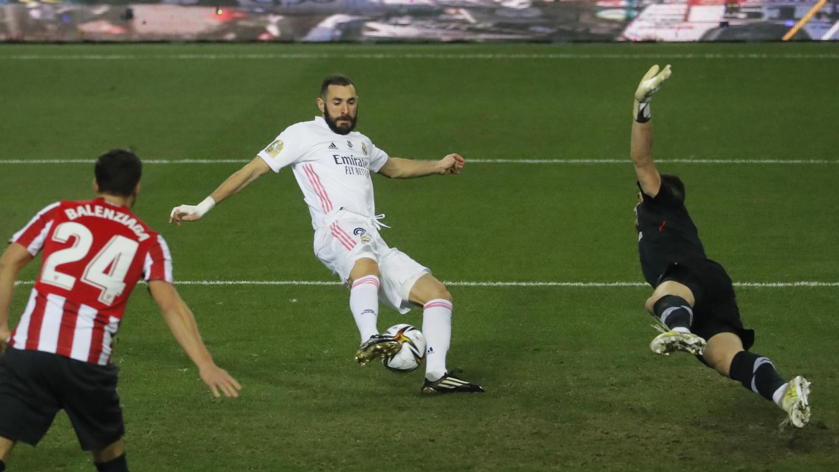 Karim Benzema empuja a dentro de la portería del Athletic Club el balón