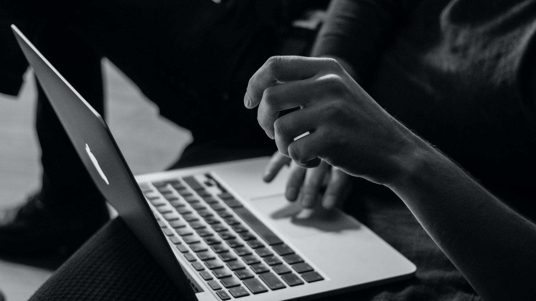 Una persona manejando un ordenador. Foto: Sergey Zolkin - Unsplash