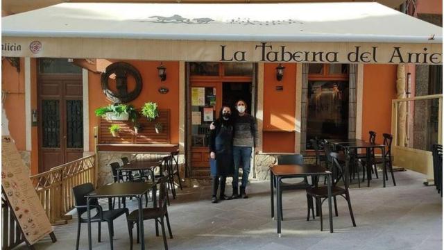 Los responsables de la Taberna del Arriero en A Coruña.